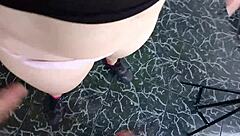 le ayudo a mi vecina con unos dibujos y a cambio ella me deja correrme en su ropa interior y follarla en la computadora casi nos descubren