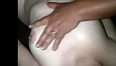 他按摩我到高潮时，我的乳头硬了