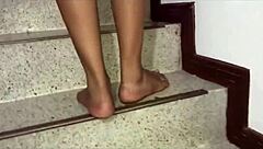 joven delgada se tropieza bajando la escalera en su auxilio va un enano a sobarle la pierna y termina sobándole el coño