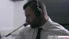 宝贝朱莉娅·德·卢西亚在办公室用脚痴迷马克斯·迪兹的鸡巴