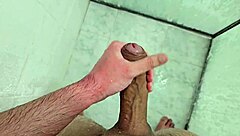 Gozando no banho com vizinhos bissexuais jovens e sexy