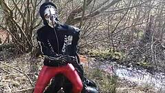 Mud trichtern in latex outdoor fetish scene 😈