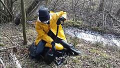 Mud trichtern in latex outdoor fetish scene 😈