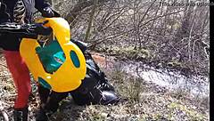 Mud trichtern in latex outdoor fetish scene 😈