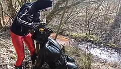 Mud trichtern in latex outdoor fetish scene 😈