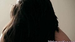 哇，这个欧洲美女如此诱人地自慰！