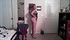 i see this mature ebony masturbating on her webcam