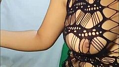 Tiene 40 años es cachonda y quiere follar con hombres atleticos de 20 años madrastra madura quiere tener sexo con semen fresco y me envía su video porno exclusivo con lenceria