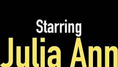 Julia and Jessica kiss pussies