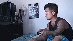 Mientras El Enano Se Divierto Jugando Con Sus Videojuegos La Hermanastra Llega Cachonda A Jugar Con Su Pene