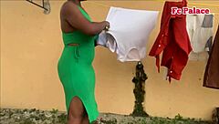 在观看她诱人的后院动作后，终于操了我的新邻居