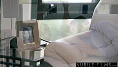 太棒了，Nubilefilms女友出轨并在鸡巴上猛烈喷水！