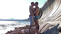 与法尔康·阿尔和奥利弗·斯特雷利在海滩的同性性爱