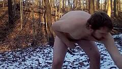 裸体暴露狂在海滩闪无毛鸡巴 同性恋射精恋物场景