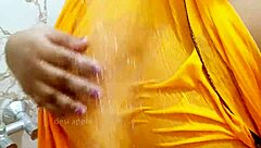 Indian Girl Shows Big Boobs in Saree