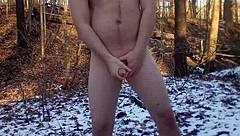 裸体暴露狂在海滩闪无毛鸡巴 同性恋射精恋物场景