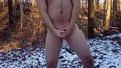 裸体暴露狂在海滩闪无毛鸡巴 同性恋射精恋物场景