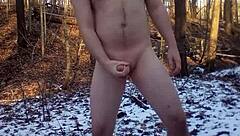 裸体暴露狂在海滩闪无毛鸡巴 同性恋射精恋物场景