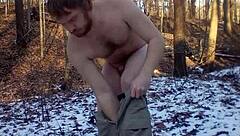 裸体暴露狂在海滩闪无毛鸡巴 同性恋射精恋物场景