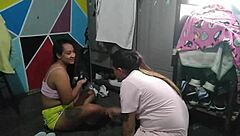 pongo a la empleada a que me busque los zapatos y al ver su enorme culo cuando se agacho le aprete las nalgas y la empec� a desnudar
