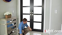 金髮老闆Tiffani Madison渴望實習生的硬雞巴