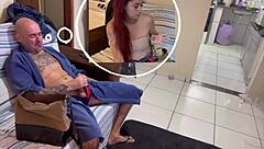 Me masturbo vendo minha enteada usar o banheiro, amateur fetish