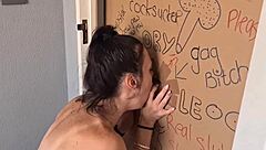 嘿，這陰道洞蕩婦讓我的雞巴硬起來！