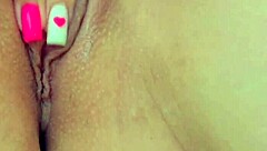 娇小年轻18+女孩近距离激烈手指剃毛阴部