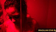 gostosa taking bath with big tits and ass