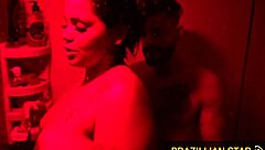 gostosa taking bath with big tits and ass