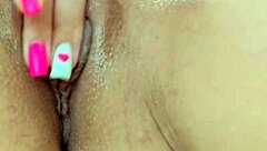 娇小年轻18+女孩近距离激烈手指剃毛阴部