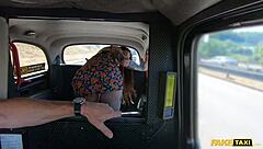 纹身美女用她的纹身曲线挑逗假出租车司机