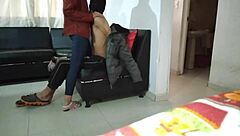 mi vecina enmascarada me da una mamada sugerente en la sala de estar