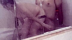 Eating girlfriend's wet pussy in bathtub