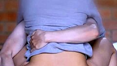 La Estudiante Besa Apasionadamente A Su Novio En El Apartamento