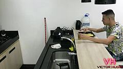 年轻女仆热情吸我的硬鸡巴