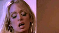 巴西美女用大奶和大屁股对比口交