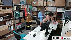 少女小偷在工作中吸吮和操警官硬鸡巴